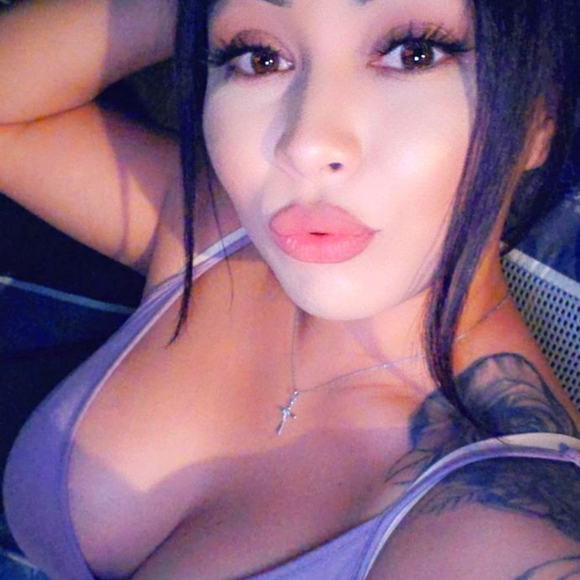 Meet your Posher, Selena - Picture 1 of 1